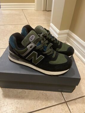 New Balance 574 Black & Gray Shoe Box